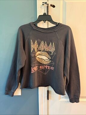 Retrobrand Def Leopard Cutoff Sweatshirt